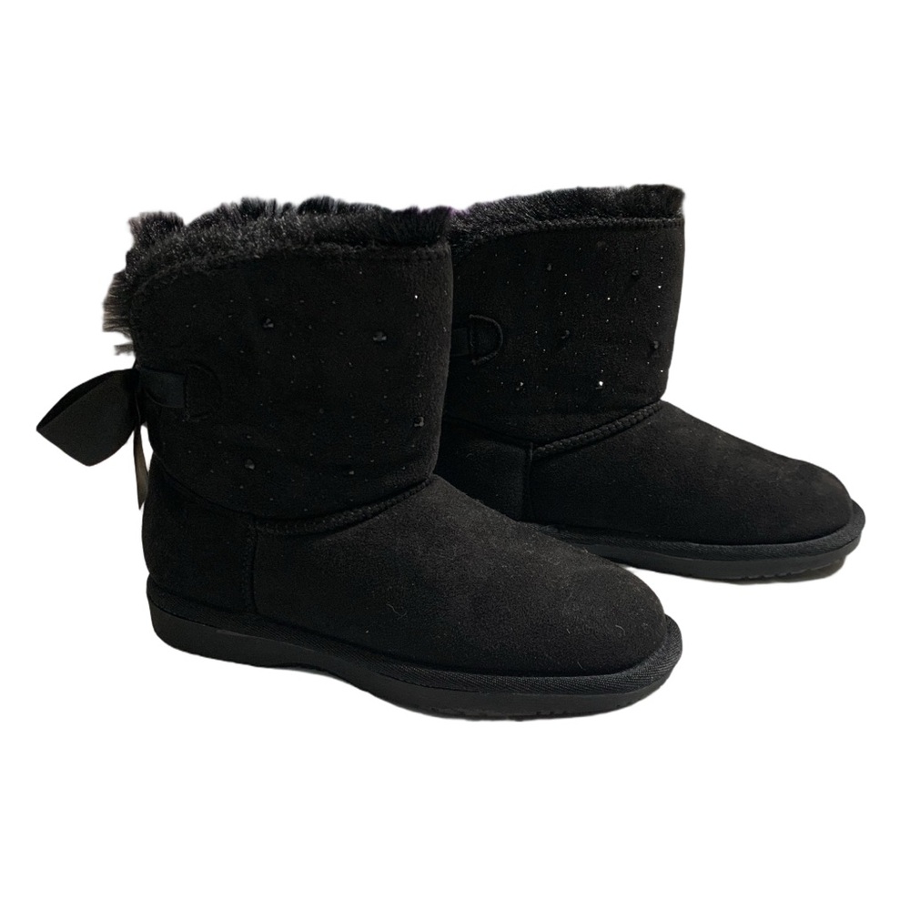 NWOT Kids black fuzzy boots with stones. Size 2M.